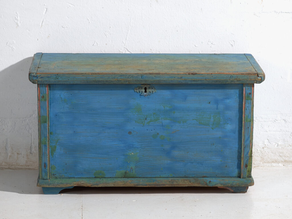 Baúl antiguo pintado azul en pino – Europa central, circa 1900