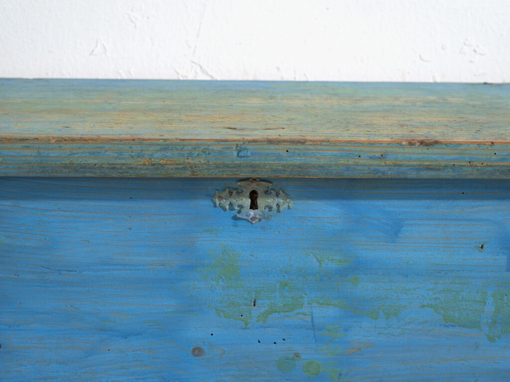 Baúl antiguo pintado azul en pino – Europa central, circa 1900