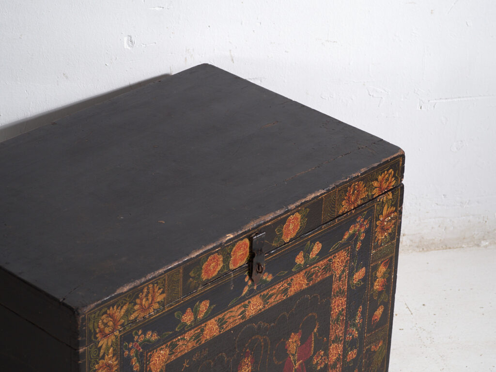 Baúl antiguo pintado en madera de pino – China, circa 1900