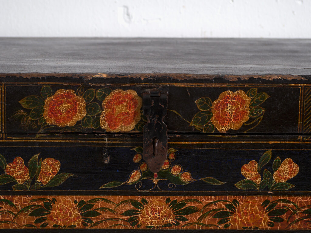 Baúl antiguo pintado en madera de pino – China, circa 1900