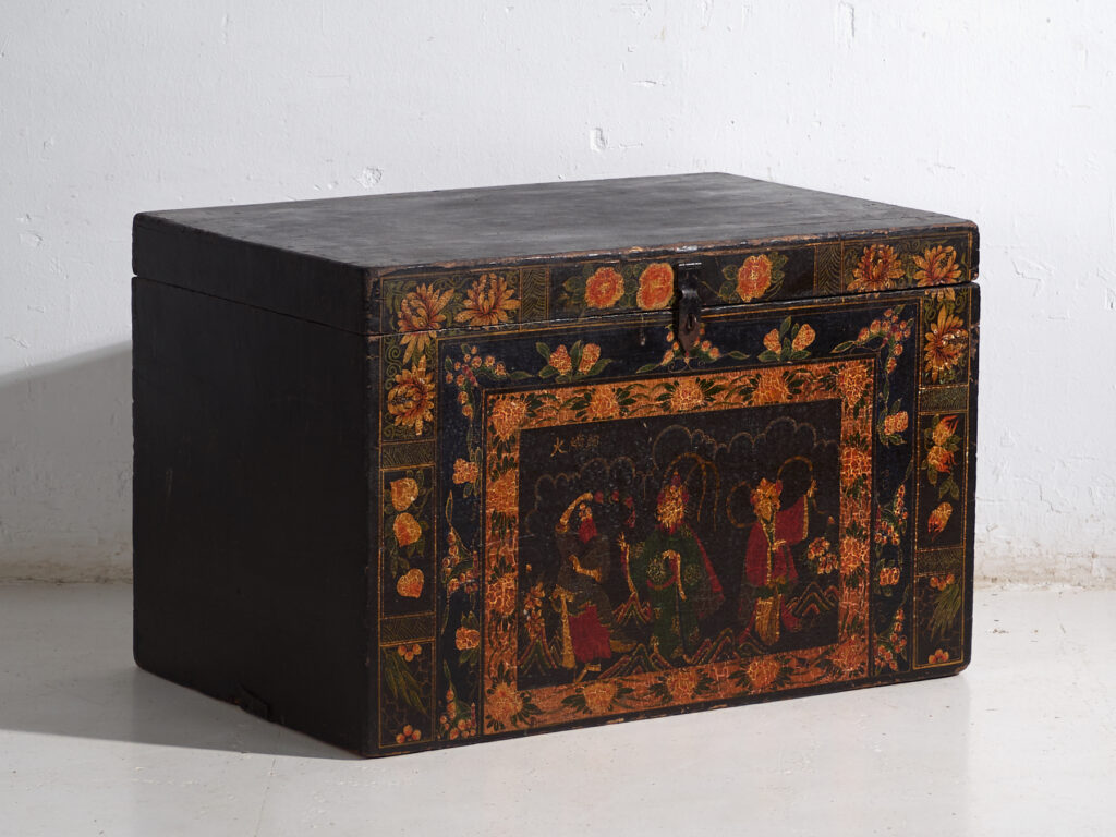 Baúl antiguo pintado en madera de pino – China, circa 1900