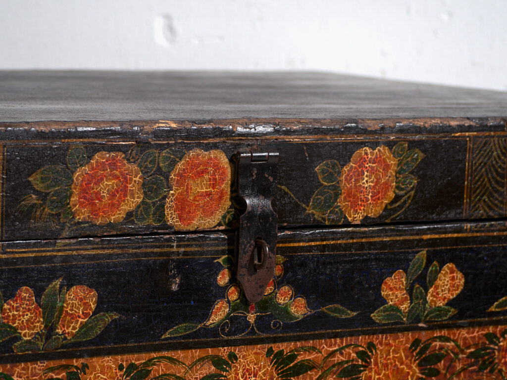 Baúl antiguo pintado en madera de pino – China, circa 1900