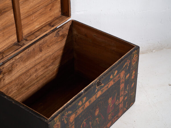 Baúl antiguo pintado en madera de pino – China, circa 1900