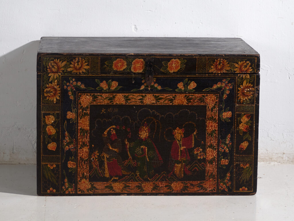 Baúl antiguo pintado en madera de pino – China, circa 1900