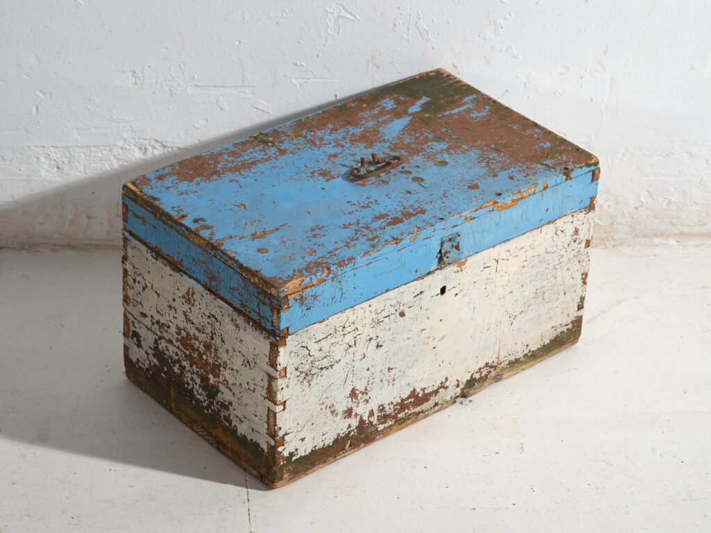 Cofre antiguo pintado en madera de pino – Polonia, circa 1930