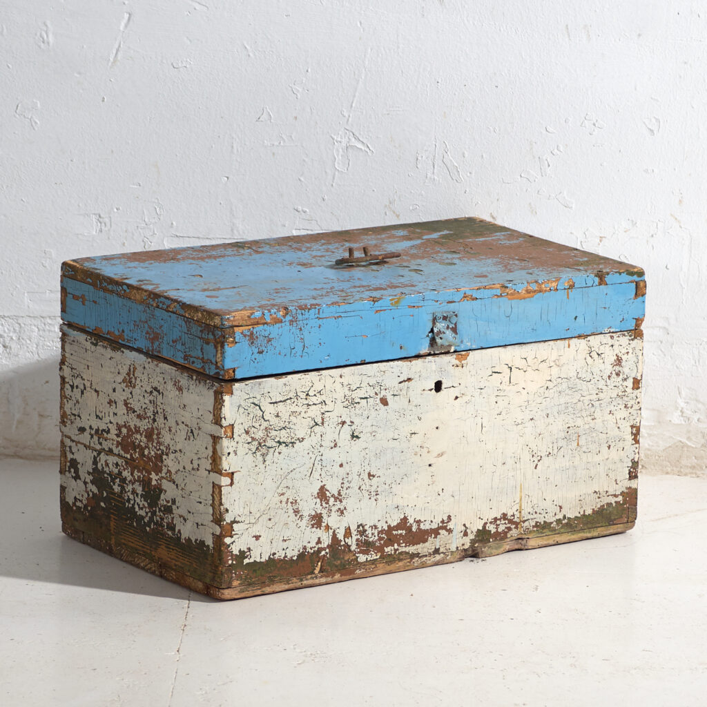 Cofre antiguo pintado en madera de pino – Polonia, circa 1930