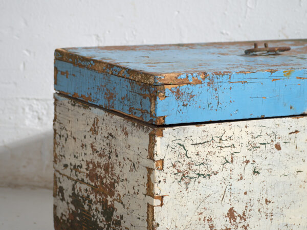 Cofre antiguo pintado en madera de pino – Polonia, circa 1930