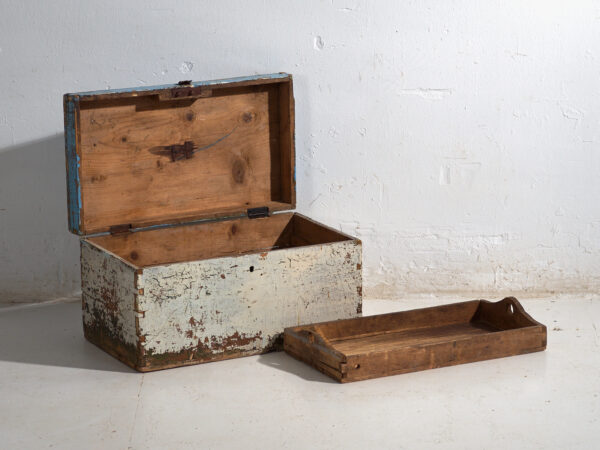 Cofre antiguo pintado en madera de pino – Polonia, circa 1930