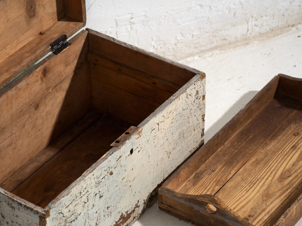 Cofre antiguo pintado en madera de pino – Polonia, circa 1930