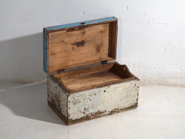 Cofre antiguo pintado en madera de pino – Polonia, circa 1930