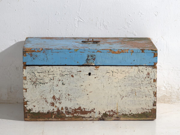 Cofre antiguo pintado en madera de pino – Polonia, circa 1930
