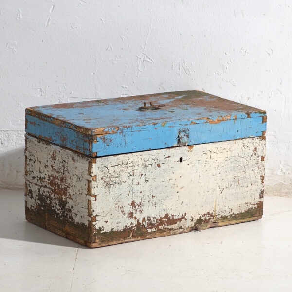 Cofre antiguo pintado en madera de pino – Polonia, circa 1930