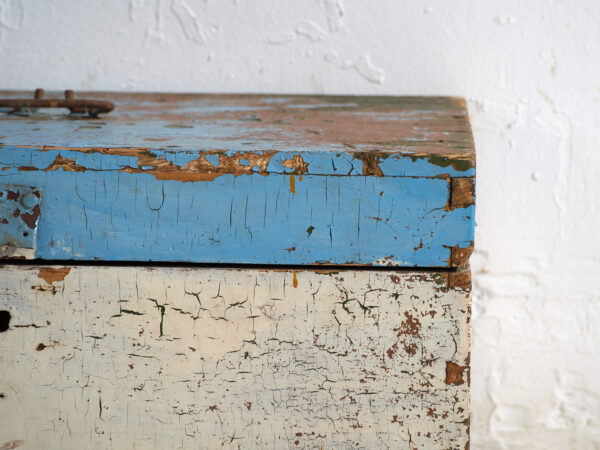 Cofre antiguo pintado en madera de pino – Polonia, circa 1930