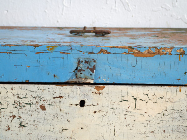 Cofre antiguo pintado en madera de pino – Polonia, circa 1930
