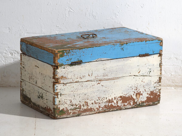 Cofre antiguo pintado en madera de pino – Polonia, circa 1930
