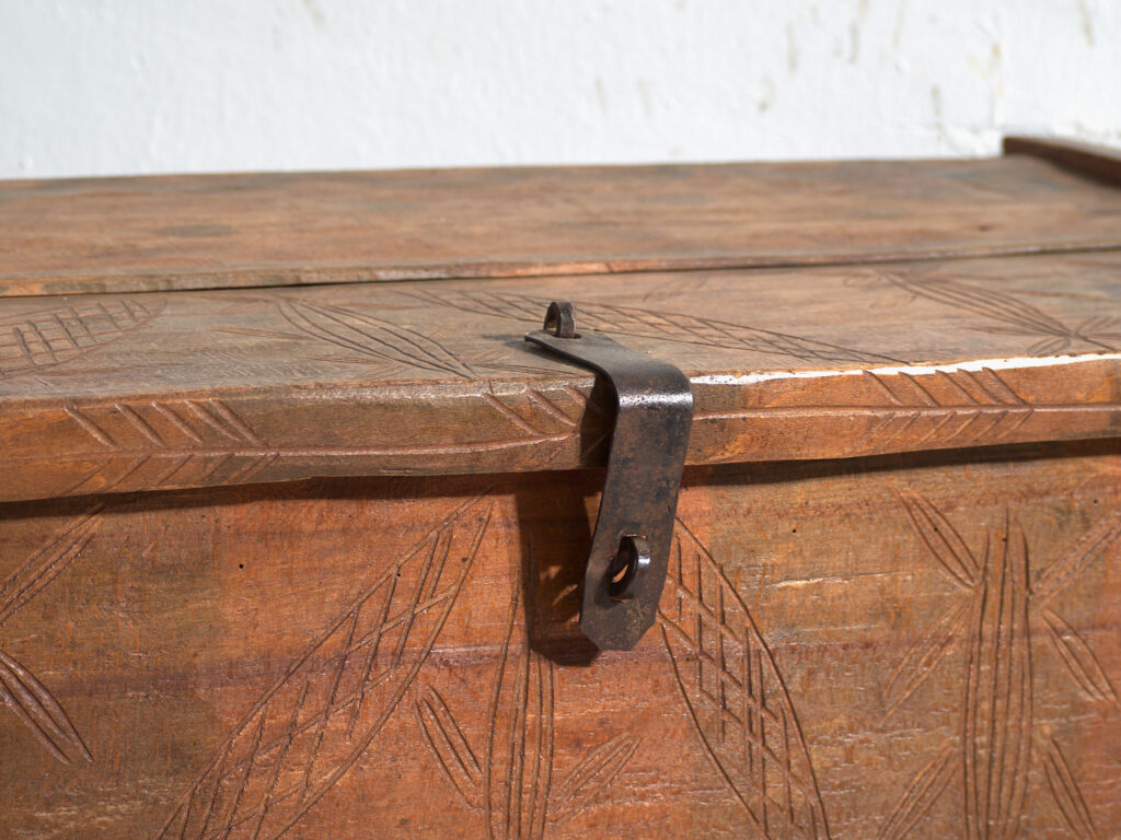 Baúl antiguo tallado en madera de pino – Transilvania, circa 1900