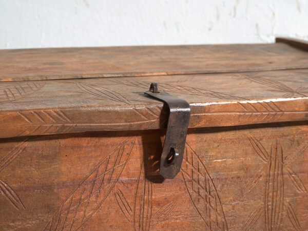 Baúl antiguo tallado en madera de pino – Transilvania, circa 1900
