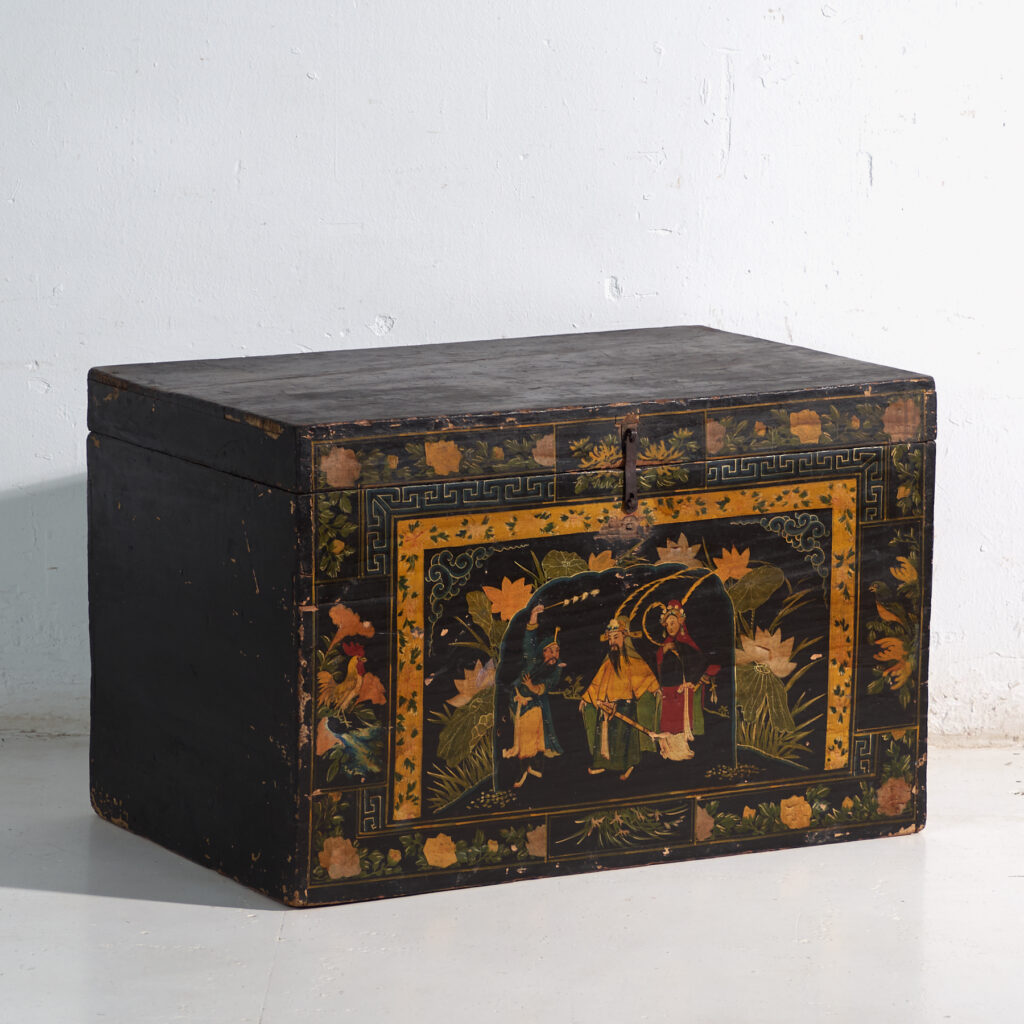 Baúl antiguo lacado en negro en madera de pino – China, circa 1900