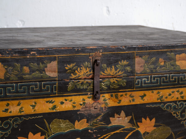 Baúl antiguo lacado en negro en madera de pino – China, circa 1900