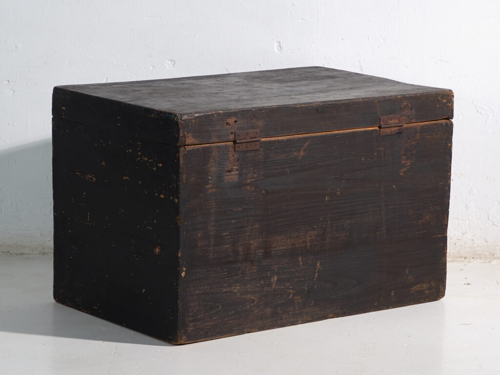 Baúl antiguo lacado en negro en madera de pino – China, circa 1900