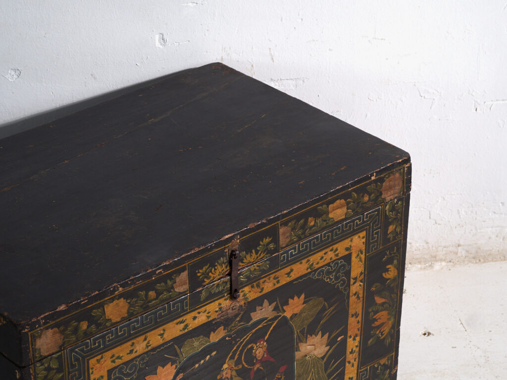 Baúl antiguo lacado en negro en madera de pino – China, circa 1900