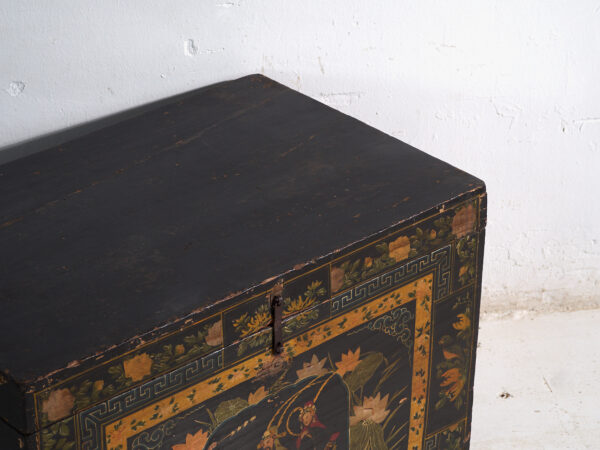 Baúl antiguo lacado en negro en madera de pino – China, circa 1900