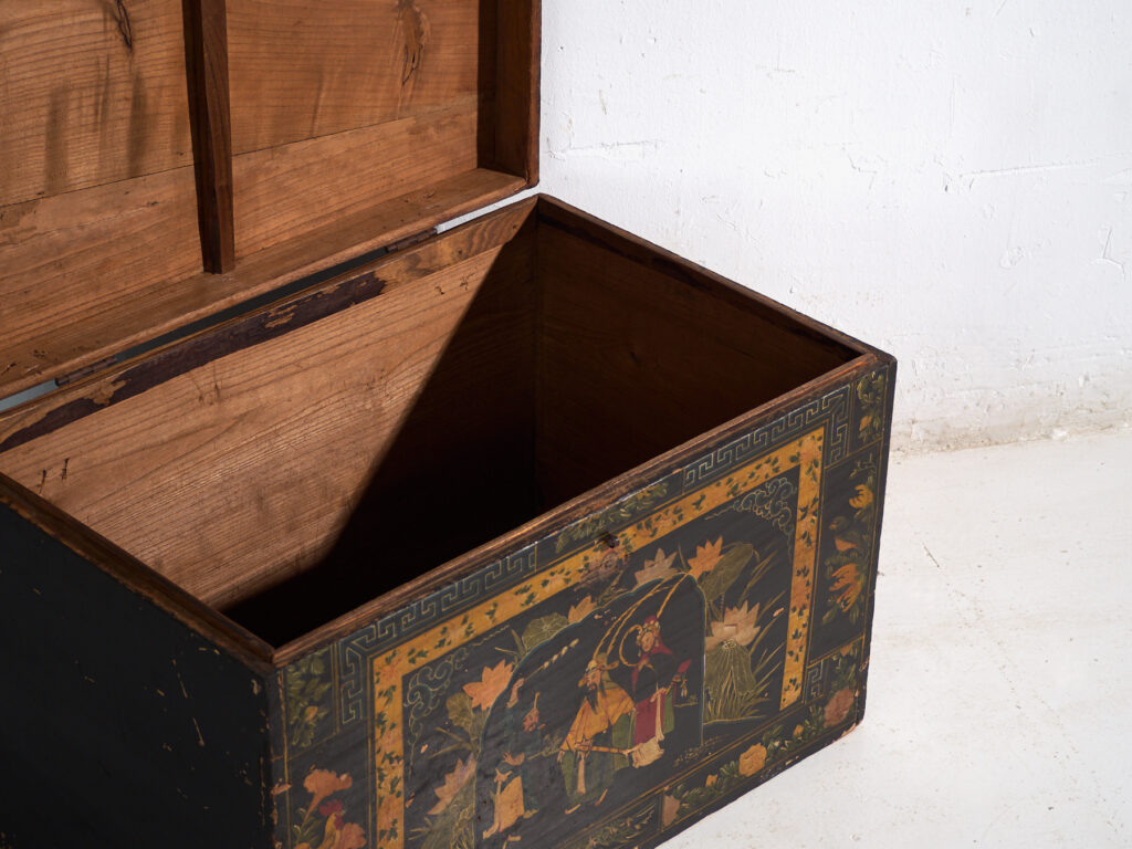 Baúl antiguo lacado en negro en madera de pino – China, circa 1900