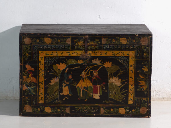 Baúl antiguo lacado en negro en madera de pino – China, circa 1900