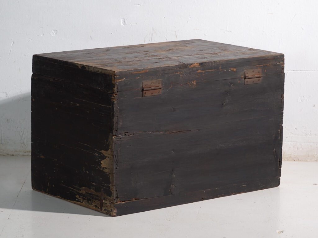 Baúl antiguo pintado en madera de pino – China, circa 1900