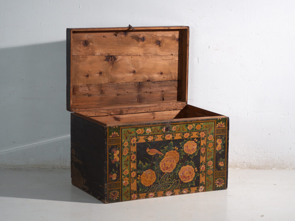 Baúl antiguo pintado en madera de pino – China, circa 1900