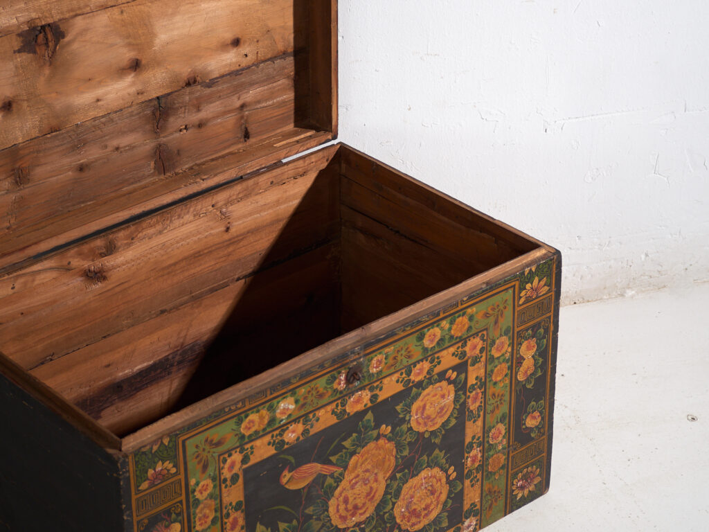 Baúl antiguo pintado en madera de pino – China, circa 1900