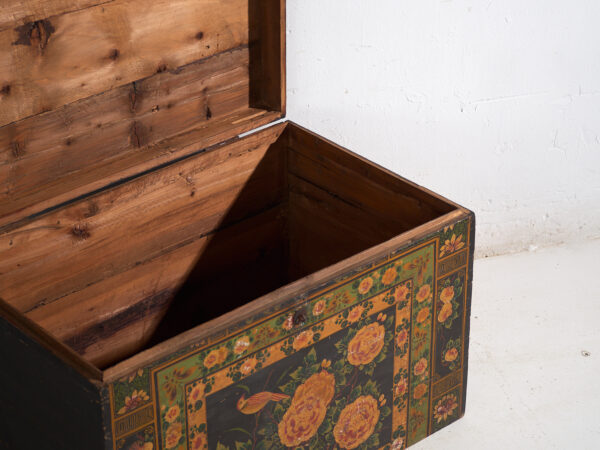 Baúl antiguo pintado en madera de pino – China, circa 1900
