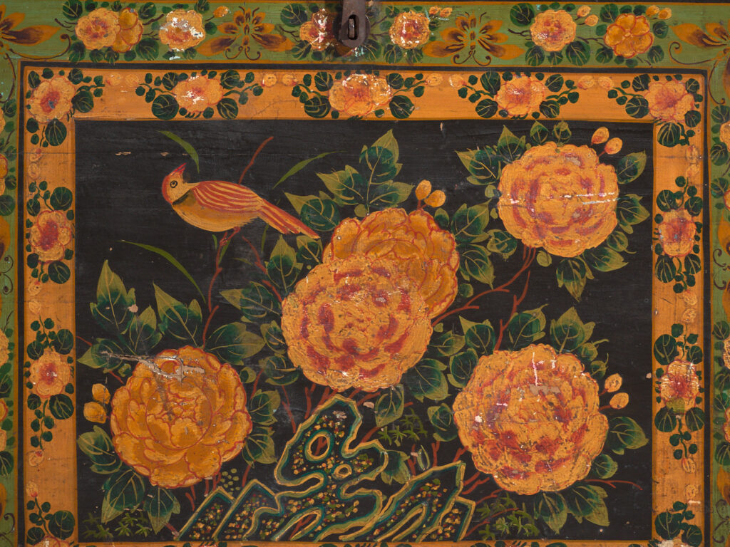 Baúl antiguo pintado en madera de pino – China, circa 1900