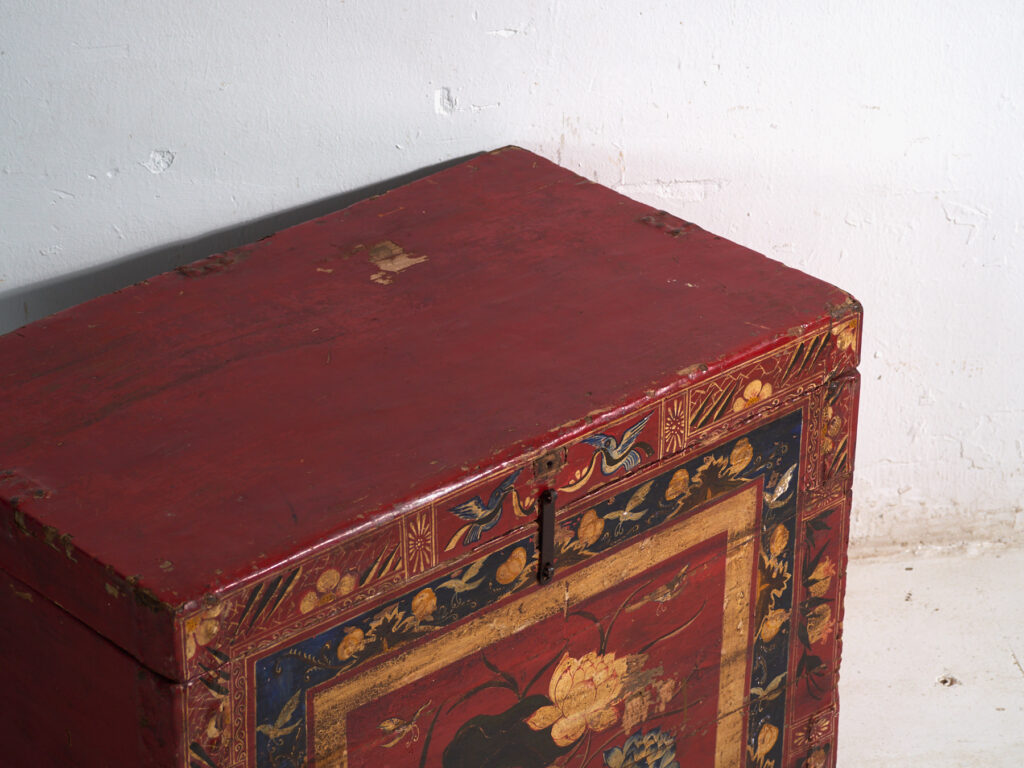 Baúl antiguo pintado rojo bermellón en madera de pino – China, circa 1900