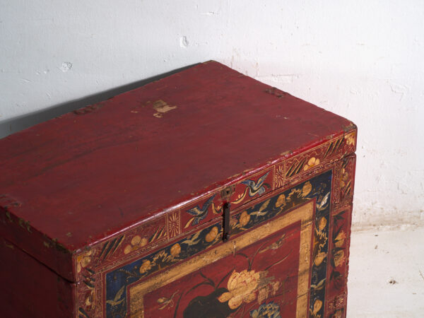 Baúl antiguo pintado rojo bermellón en madera de pino – China, circa 1900