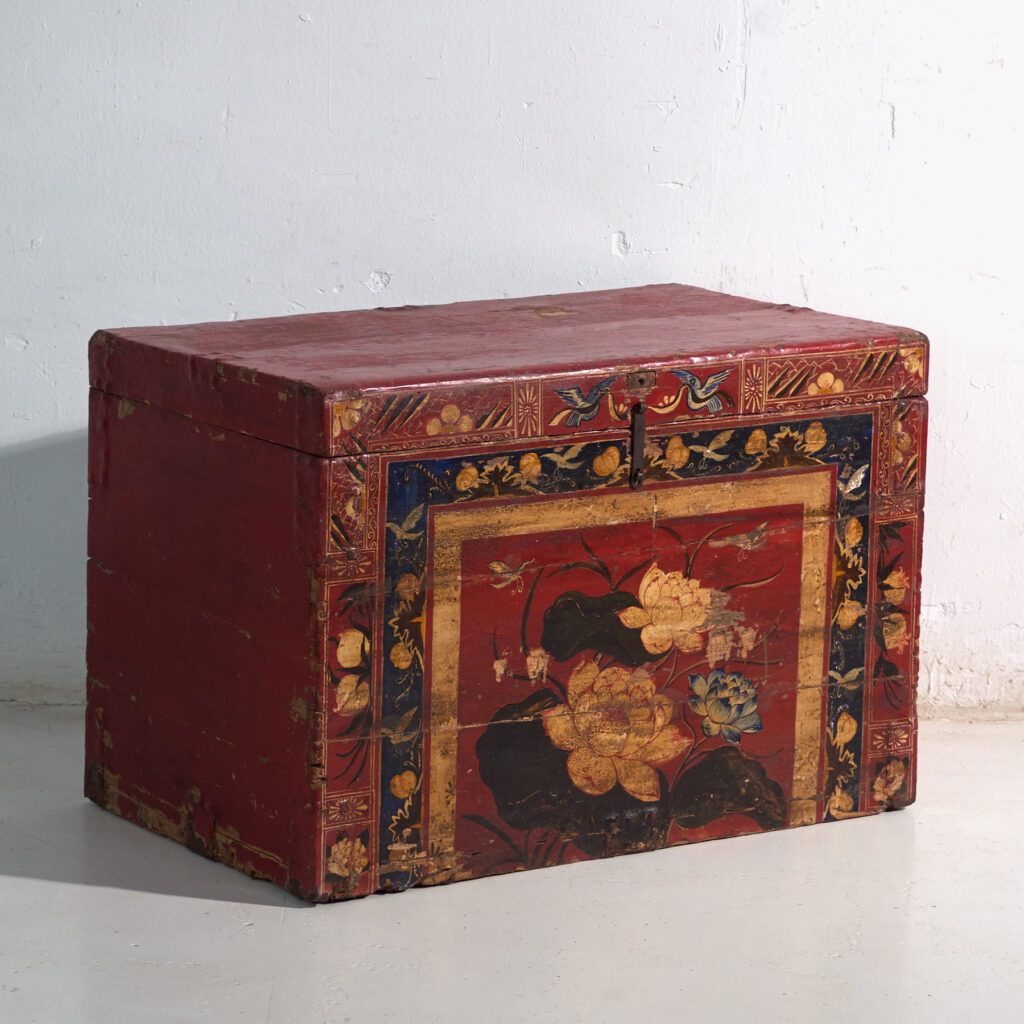 Baúl antiguo pintado rojo bermellón en madera de pino – China, circa 1900