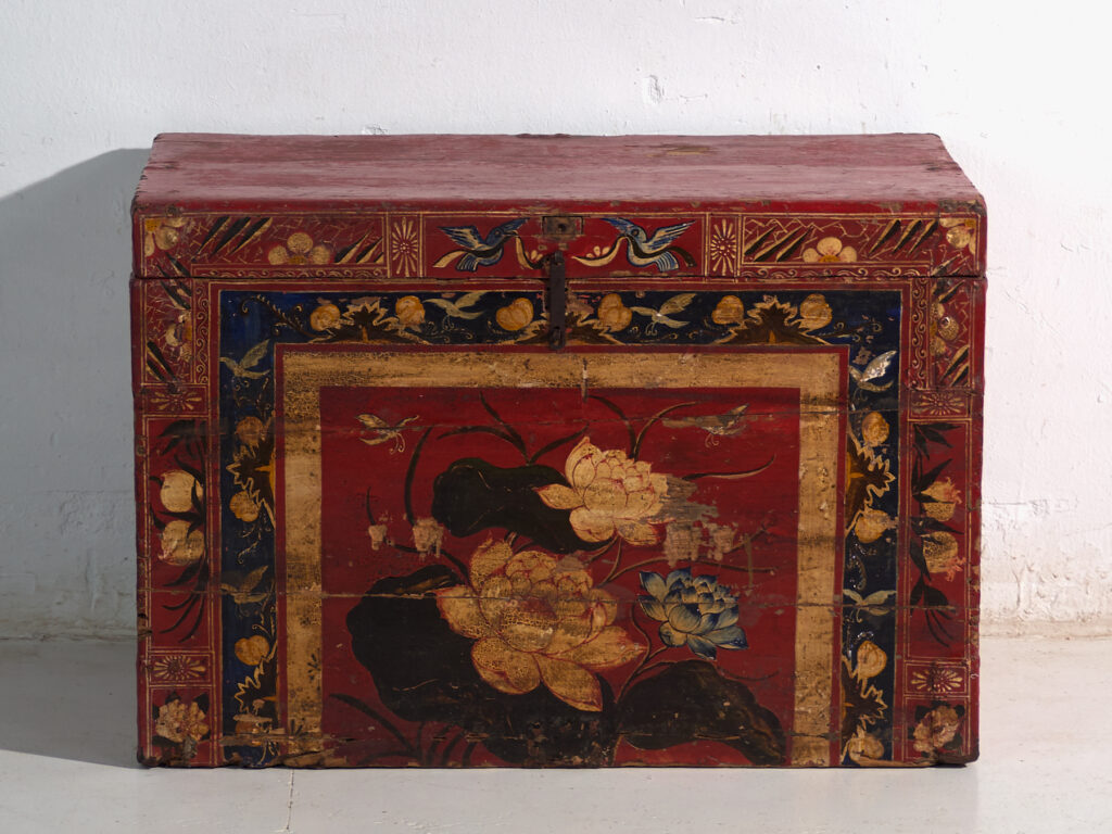 Baúl antiguo pintado rojo bermellón en madera de pino – China, circa 1900