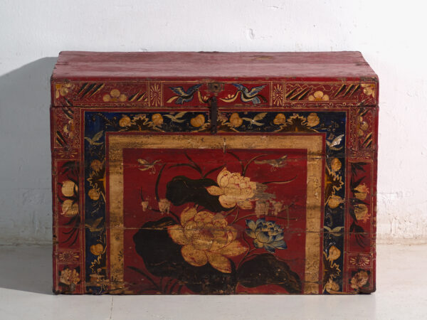 Baúl antiguo pintado rojo bermellón en madera de pino – China, circa 1900