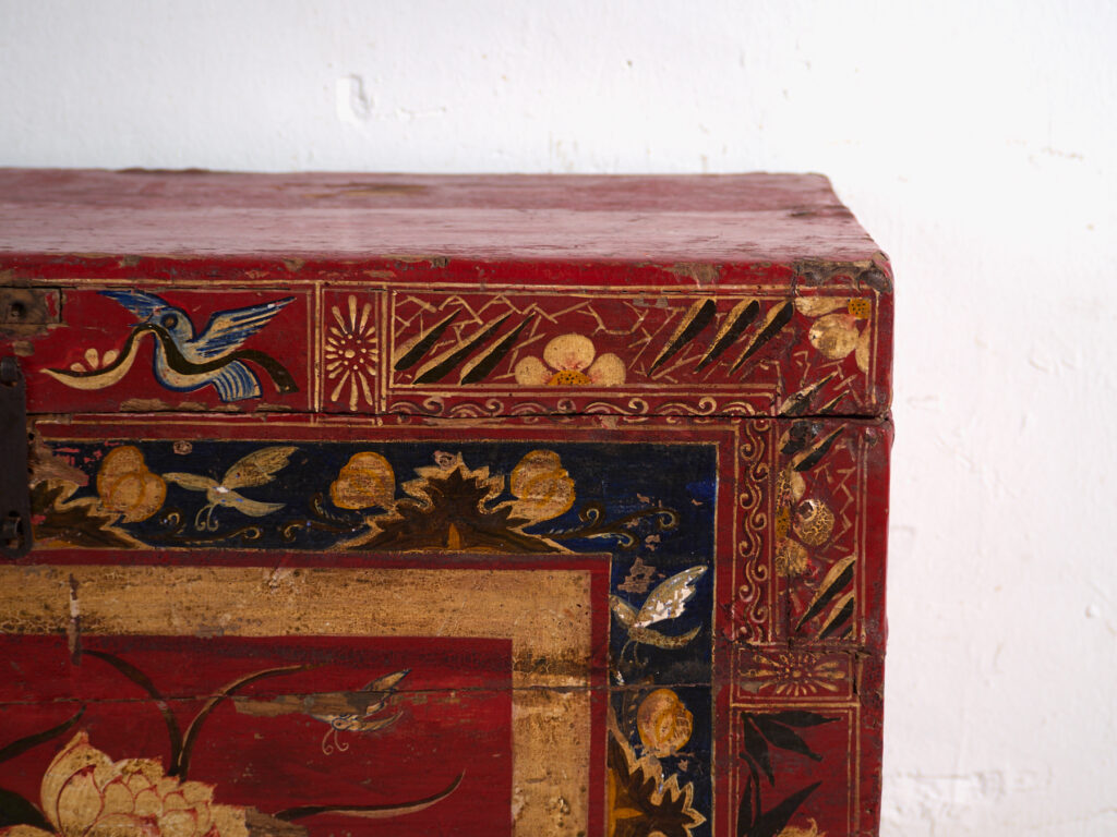 Baúl antiguo pintado rojo bermellón en madera de pino – China, circa 1900