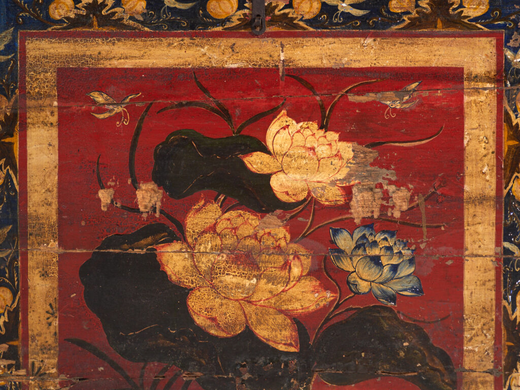 Baúl antiguo pintado rojo bermellón en madera de pino – China, circa 1900