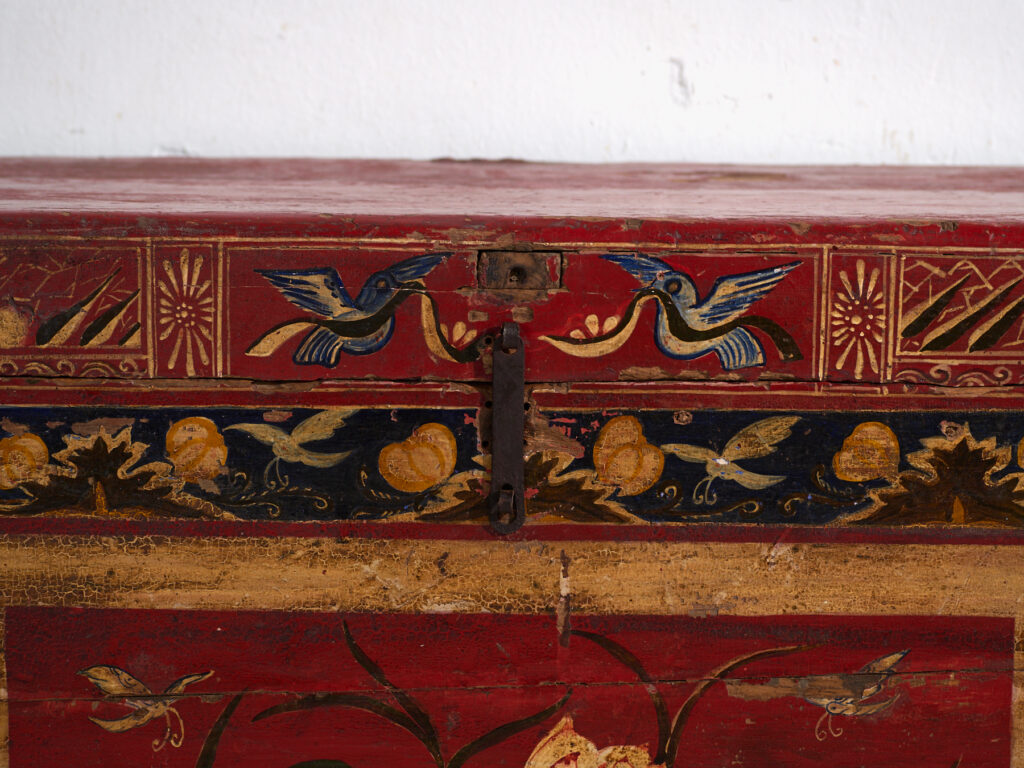 Baúl antiguo pintado rojo bermellón en madera de pino – China, circa 1900