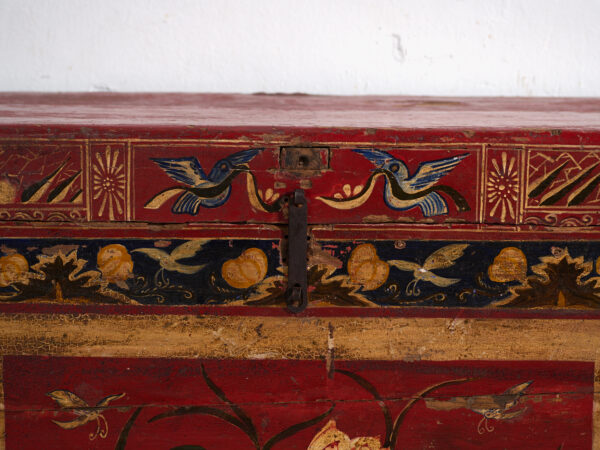 Baúl antiguo pintado rojo bermellón en madera de pino – China, circa 1900