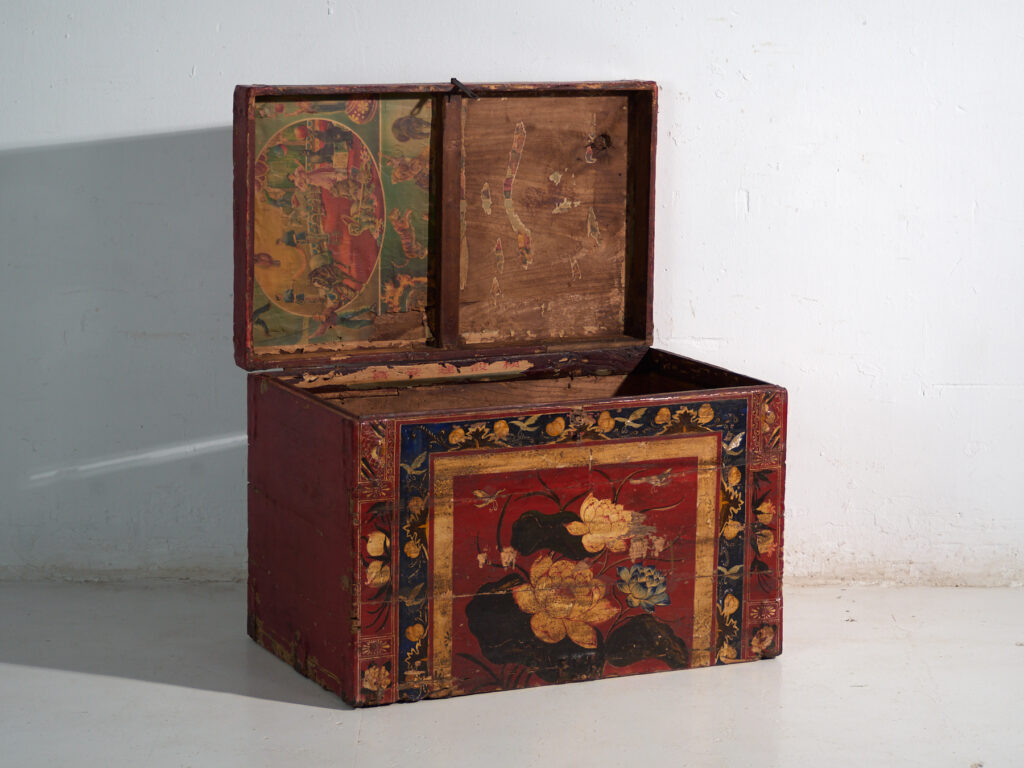 Baúl antiguo pintado rojo bermellón en madera de pino – China, circa 1900