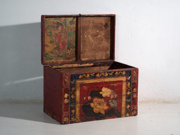 Baúl antiguo pintado rojo bermellón en madera de pino – China, circa 1900