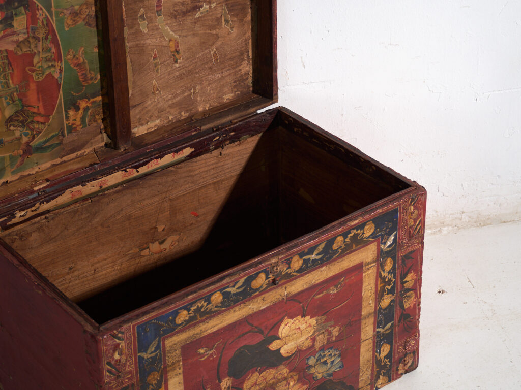 Baúl antiguo pintado rojo bermellón en madera de pino – China, circa 1900