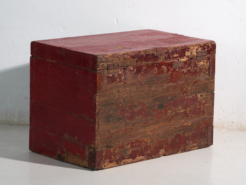 Baúl antiguo pintado rojo bermellón en madera de pino – China, circa 1900