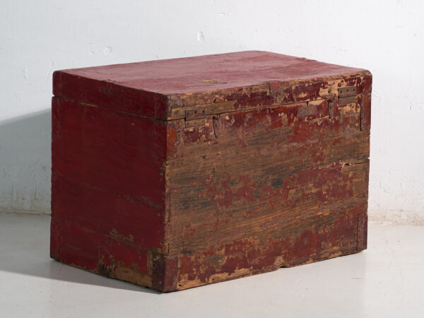 Baúl antiguo pintado rojo bermellón en madera de pino – China, circa 1900