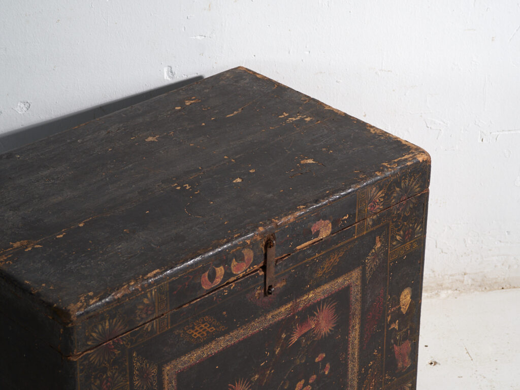 Baúl antiguo pintado en madera de pino – China, circa 1900