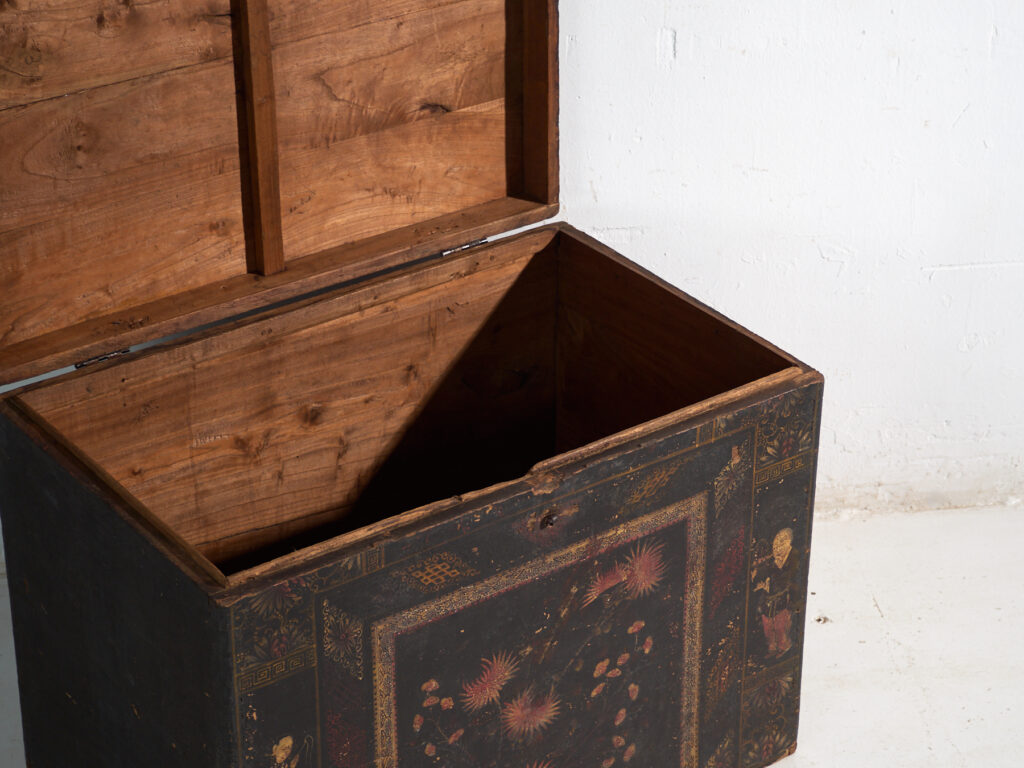 Baúl antiguo pintado en madera de pino – China, circa 1900
