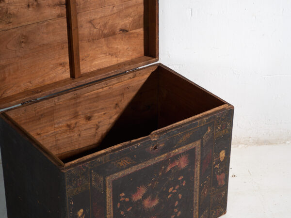 Baúl antiguo pintado en madera de pino – China, circa 1900